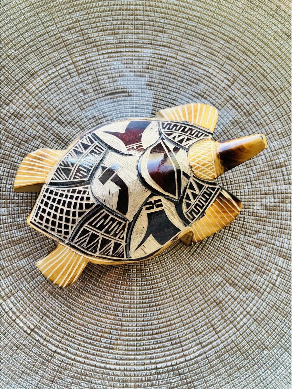 handcrafted wooden sea turtle statue from Fiji - Picture 7 of 7